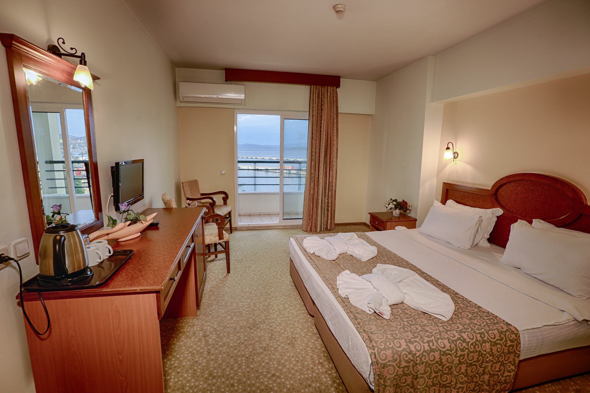 Kayhanbey Hotel Кушадасъ Екстериор снимка