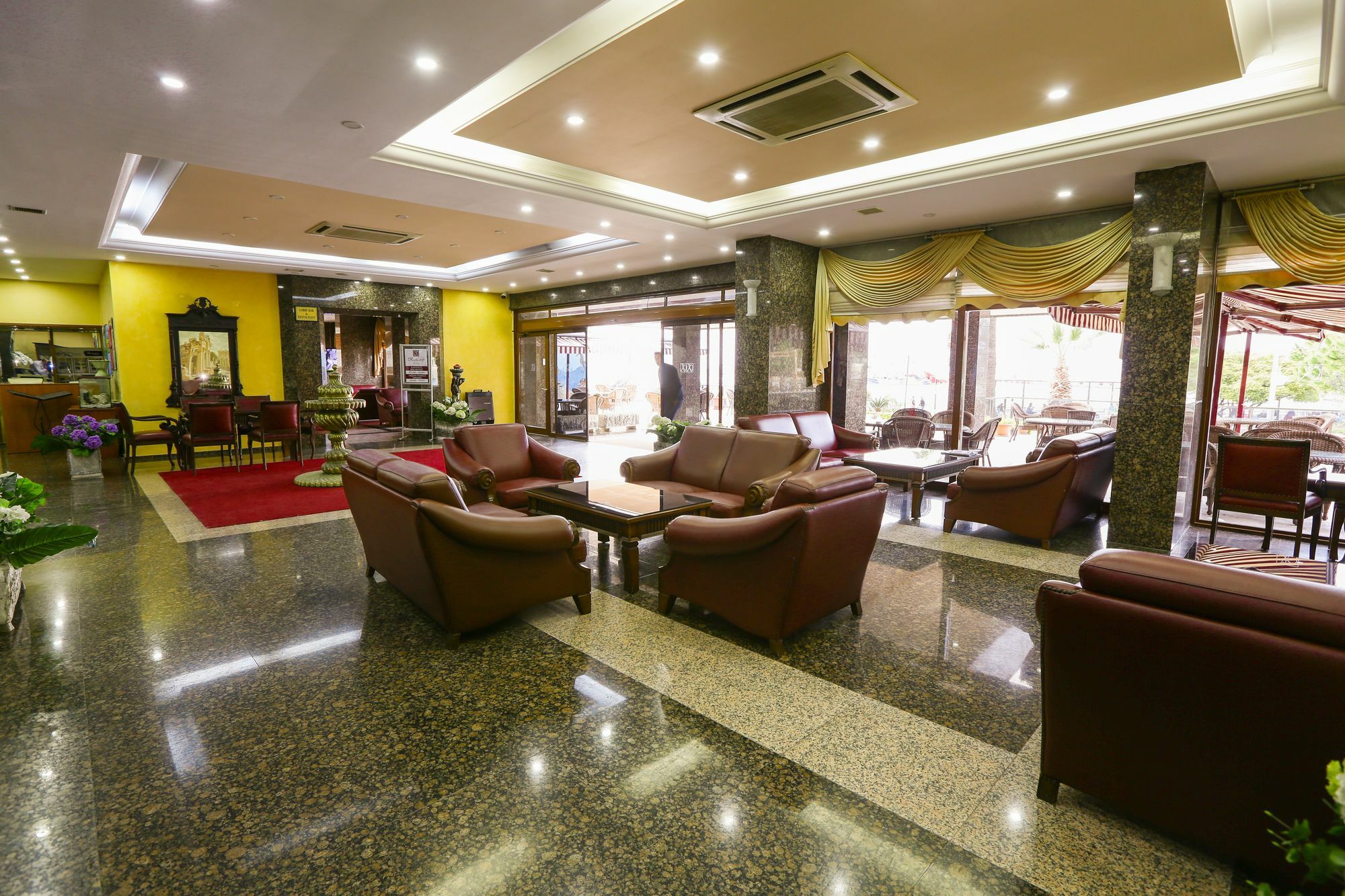 Kayhanbey Hotel Кушадасъ Екстериор снимка