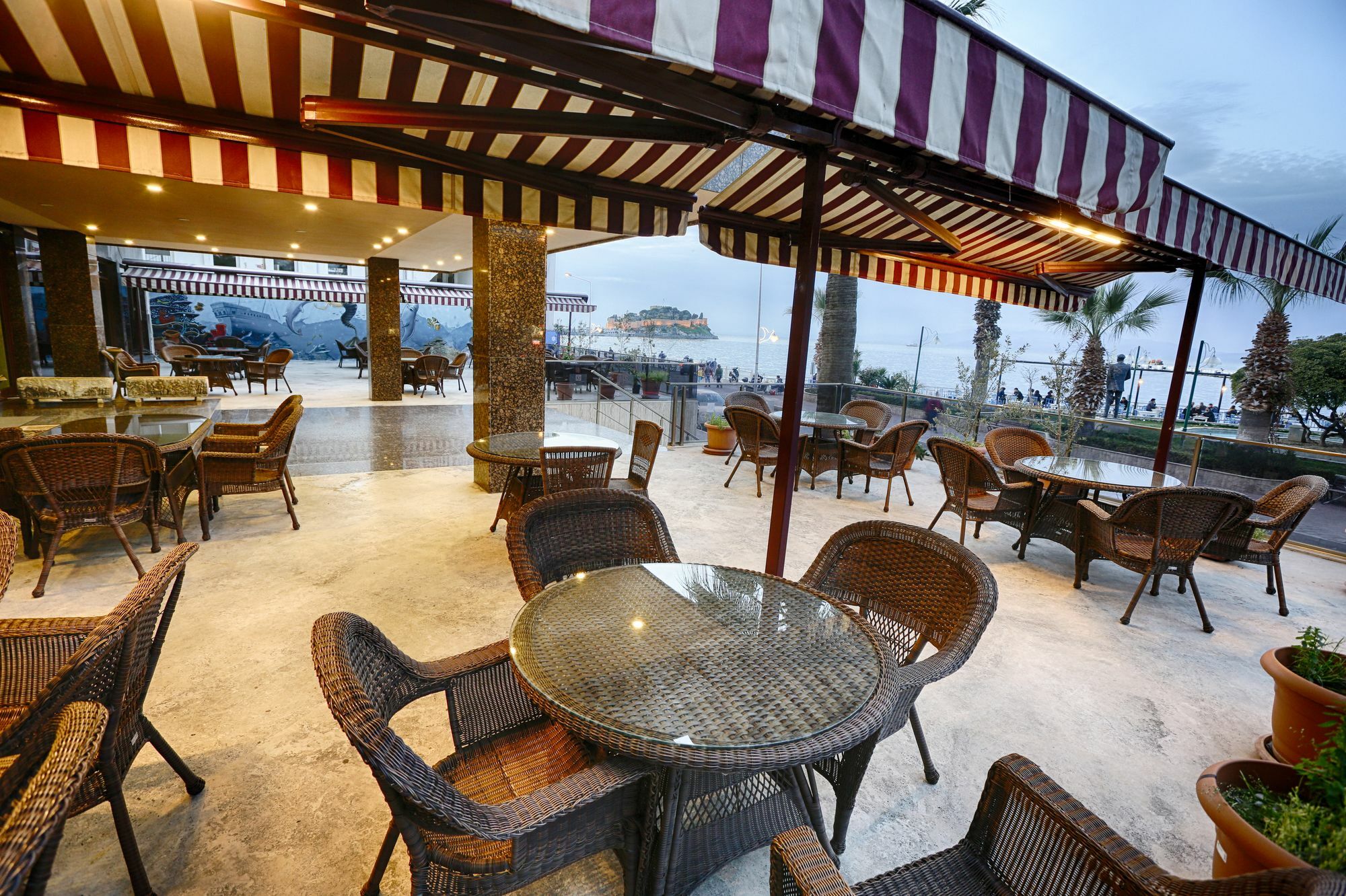 Kayhanbey Hotel Кушадасъ Екстериор снимка